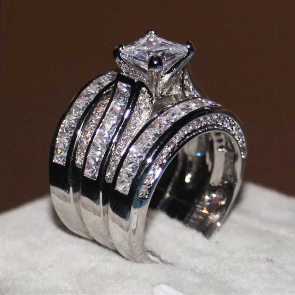 New 18k gold plated halo diamond engagement ring - Picture 2 of 6
